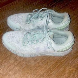 Pre owned womens under armour shoes size us 9.5 they are in excellent condition